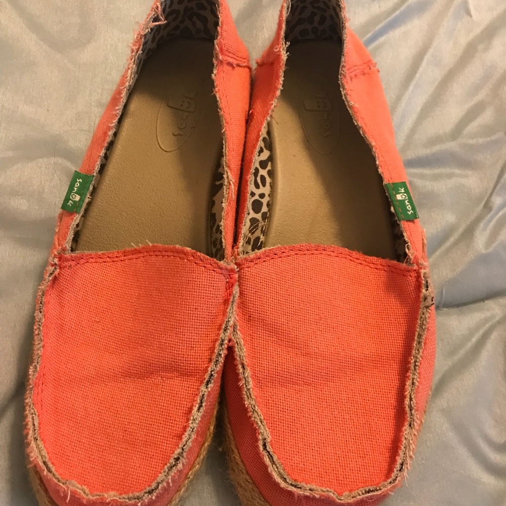 Size 6 coral Sanuk shoes